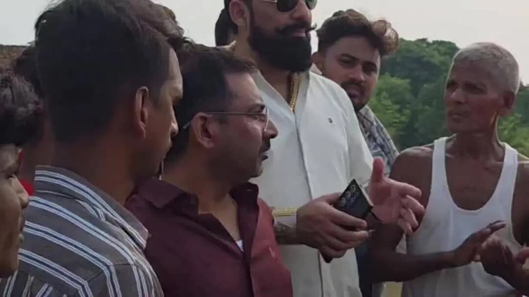 आरा: MLC पवन सिंह के आदेश पर रानू सिंह पहुंचे पिपरपती, बाढ़ पीड़ितों का सुना दर्द
#PawanSingh #RanuSingh
