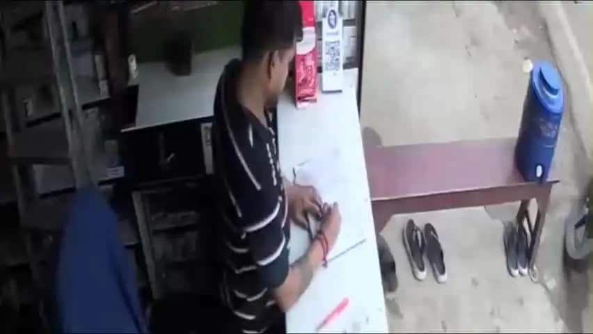बख्तियारपुर: बख्तियारपुर के डाक बंगला रोड स्थित गोपाल फार्मा मेडिकल स्टोर के काउंटर से मोबाइल चोरी,CCTV में कैद हुई बारदात