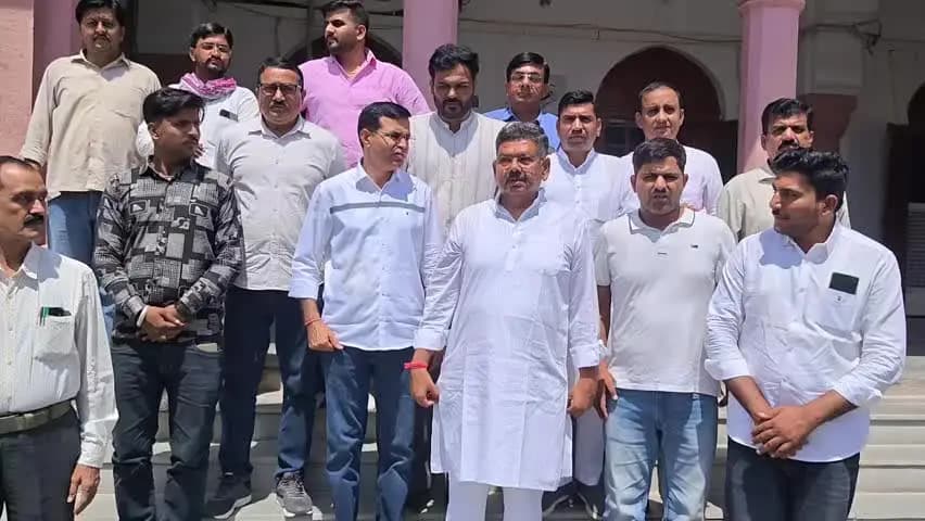 बीकानेर: देशनोक में निष्पक्ष मतदान को लेकर कांग्रेस प्रतिनिधिमंडल ने जिला निर्वाचन अधिकारी से मुलाकात की, सौंपा ज्ञापन