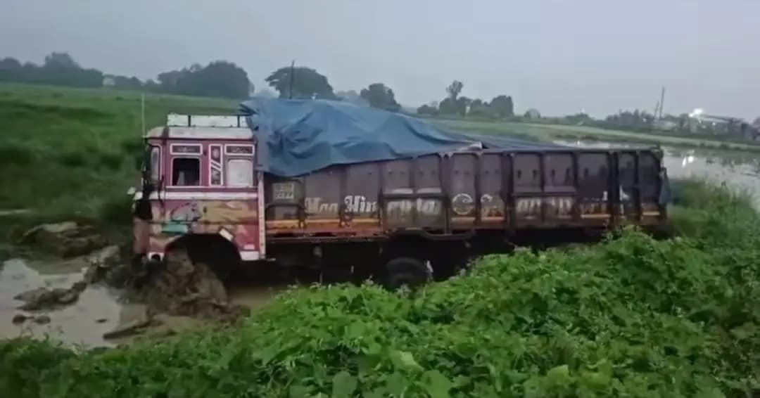 ବେଗୁନିଆ: ଖୋରଧାରେ ଟ୍ରକ ଭାରସ୍ୟାମ ହରାଇ ଭିତରେ ପଶିଲା, ଜଣେ ଆହତ