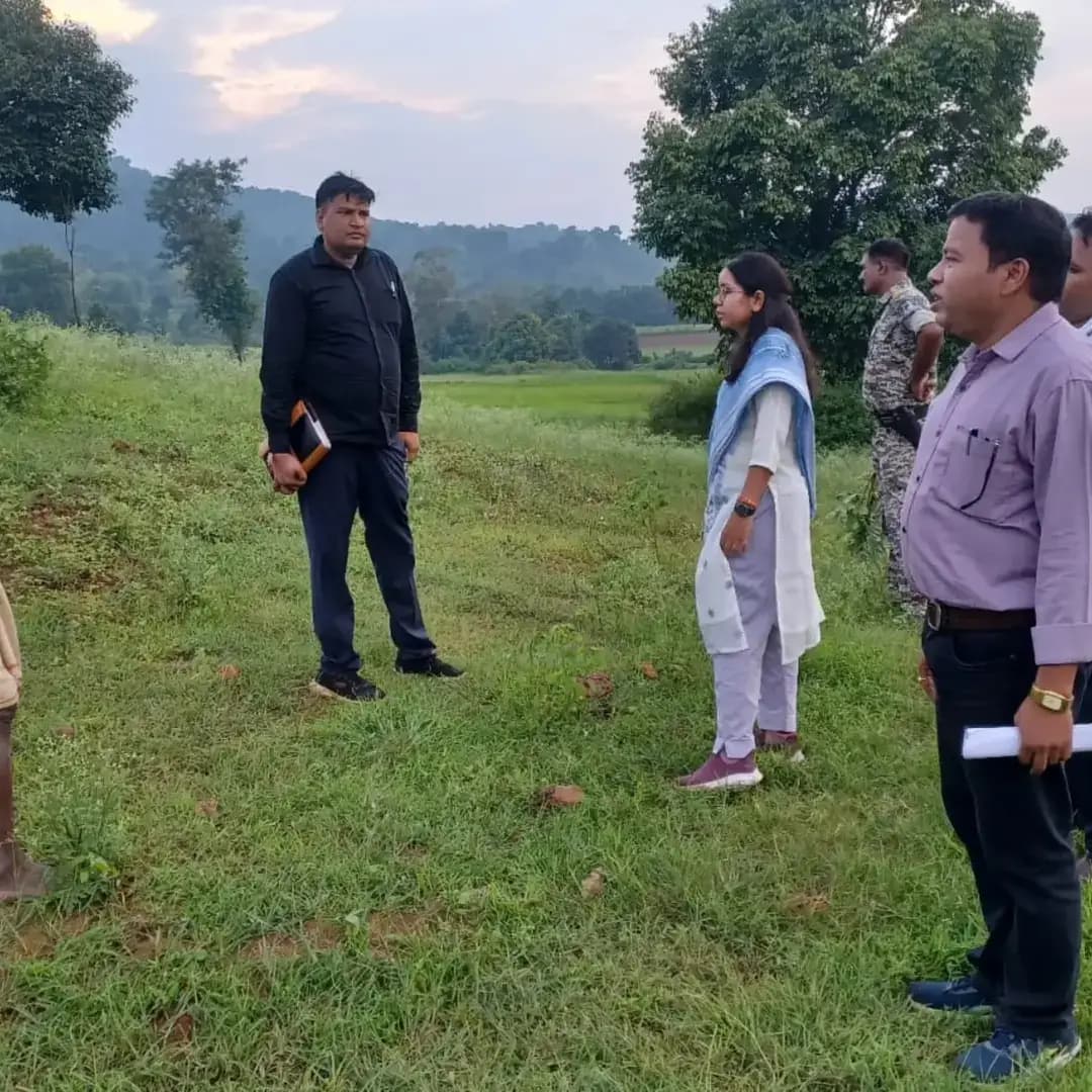 पुष्पराजगढ़ में वाटरशेड कार्यों का निरीक्षण 🌾💧
मुख्य कार्यपालन अधिकारी जिला पंचायत श्रीमती अर्चना कुमारी ने ग्राम पंचायत जीलंग (पुष्पराजगढ़) में प्रधानमंत्री कृषि सिंचाई योजना अंतर्गत विकास कार्यों का जायजा लिया।
नादपुर स्थित कस्टम हायरिंग सेंटर का मुआयना कर स्थानीय किसानों को न्यूनतम दरों पर आधुनिक कृषि उपकरण उपलब्ध कराने के निर्देश दिए।
जीलंग की पहाड़ी स्थित प्राकृतिक जल स्रोत (स्प्रिंग शेड), चेक डैम और तालाबों के संरक्षण व विकास कार्यों का अवलोकन किया।
ग्रामीणों और किसानों से सीधे संवाद कर स्थानीय विकास व खेल मैदान की बाउंड्रीवॉल के संबंध में सुझाव लिए।
#anuppur
#JansamparkMP