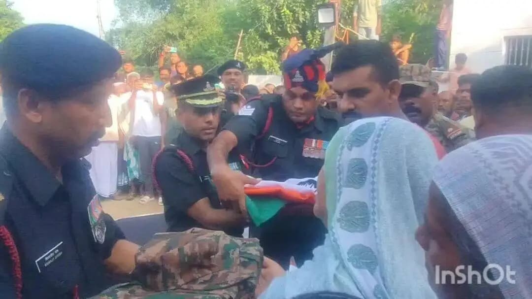 মানিকচক: সেনা জওয়ান মৃত্যুতে এনাতপুরে পৌঁছল তার নিথর দেহ, শেষ শ্রদ্ধা জানাতে আসলো সহকর্মীরা