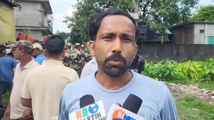 জলপাইগুড়ি: জলপাইগুড়িতে তৃতীয় লিঙ্গের আস্থানায় পুলিশ-বিএসএফের যৌথ অভিযান, উদ্ধার আগ্নেয়াস্ত্র ও বাংলাদেশি নথি