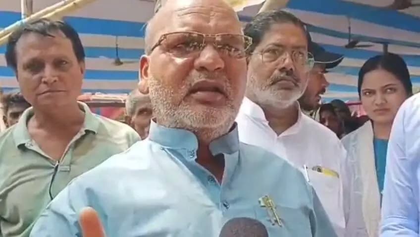 खगड़िया: माननीय मंत्री, आपदा प्रबंधन विभाग, बिहार सरकार, श्री रत्नेश सदा द्वारा खगड़िया जिले के बाढ़ प्रभावित क्षेत्रों का स्थलीय भ्रमण कर प्रशासनिक तैयारियों एवं राहत कार्यों की गहन समीक्षा की गई। निरीक्षण के दौरान माननीय मंत्री महोदय ने जिला प्रशासन द्वारा धरातल पर संचालित उत्कृष्ट व मानवीय राहत कार्यों की सराहना की। बाढ़ प्रभावित परिवारों के लिए संचालित सामुदायिक रसोई (कम्युनिटी किचन) में तीनों पहर—सुबह नाश्ते में चना व केला, दोपहर में दाल-भात व मौसमी हरी सब्जियां और रात में समय पर पौष्टिक गर्म ताजा भोजन परोसा जा रहा है। बच्चों के स्वास्थ्य और शिक्षा को प्राथमिकता देते हुए उन्हें नियमित दूध उपलब्ध कराया जा रहा है, वहीं राहत शिविरों में निरंतर मेडिकल कैंप लगाकर निःशुल्क स्वास्थ्य जांच व दवाइयां दी जा रही हैं। आपात स्थिति से निपटने के लिए सड़क मार्ग पर मेडिकल एम्बुलेंस तथा जलमग्न क्षेत्रों के लिए बोट एम्बुलेंस मुस्तैदी से तैनात हैं। इसके साथ ही पशुपालकों की आजीविका व मवेशियों की सुरक्षा सुनिश्चित करने हेतु व्यापक स्तर पर पशु चारा वितरण और पशु एम्बुलेंस की पुख्ता व्यवस्था को लेकर माननीय मंत्री, आपदा प्रबंधन विभाग, बिहार सरकार ने संतोष जताया।