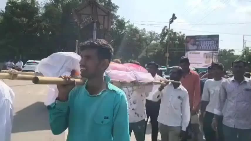 बुलढाणा: बुलढाणा जिल्हाधिकारी कार्यालयासमोर सरकारची प्रतिकात्मक अंत्ययात्रा काढून जोरदार घोषणाबाजी केली