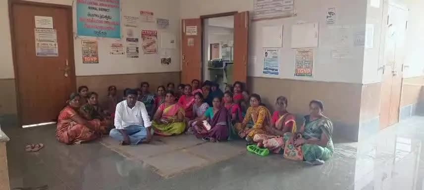 నిర్మల్: పెండింగ్ బిల్లులు, వేతనాలు విడుదల చేయాలని డీఈవో కార్యాలయం ఎదుట మధ్యాహ్న భోజన పథకం కార్మికుల ధర్నా