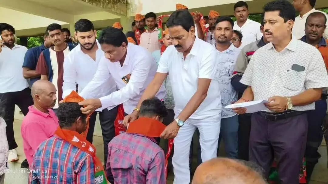 ସୁକିନ୍ଦା: କାଳିଆପାଣି ଠାରେ ମନ୍ତ୍ରୀଙ୍କ ଉପସ୍ଥିତରେ ଅନେକ ଶ୍ରମିକ ବିଜେପିରେ ସାମିଲ