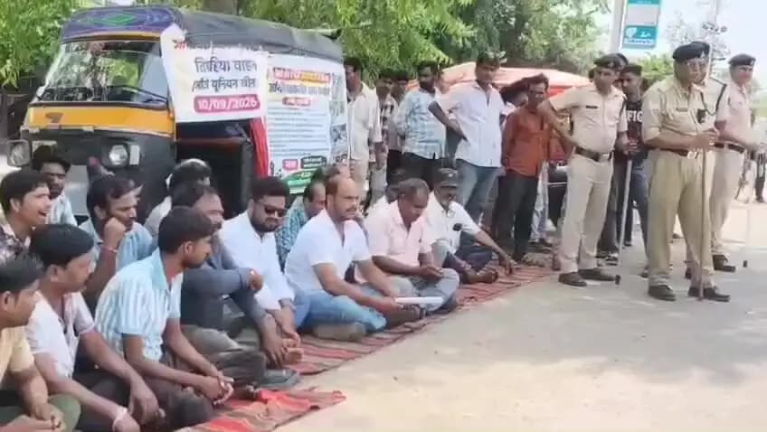बीना: सिंधी धर्मशाला के पास रेलवे प्रशासन की अव्यवस्थाओं के खिलाफ धरना प्रदर्शन