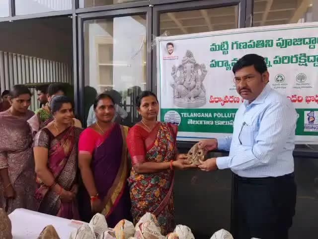 నిర్మల్: జిల్లా కలెక్టరేట్ లోని అధికారులు సిబ్బందికి మట్టి గణపతి పంపిణీ చేసిన జిల్లా అదనపు కలెక్టర్ వెంకటేశ్వర్లు