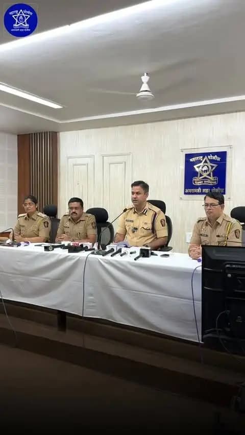 सुरक्षित, शांततापूर्ण आणि आनंदी गणेशोत्सवासाठी अमरावती शहर पोलीस पूर्णतः सज्ज!
पोलीस आयुक्तांच्या मार्गदर्शनाखाली गणेशोत्सवाच्या पार्श्वभूमीवर व्यापक सुरक्षा आणि नियोजन करण्यात आले आहे.
🔹 गणेश मंडळांसाठी आवश्यक नियोजन
🔹 नागरिकांच्या सुरक्षिततेला सर्वोच्च प्राधान्य
🔹 हानिकारक लेसर बीमवर बंदी
🔹 न्यायालयाच्या निर्देशांनुसार डीजेच्या आवाजाच्या मर्यादेचे पालन
उत्सव आनंदाचा साजरा करूया, नियमांचे पालन करून सुरक्षिततेची जबाबदारीही निभावूया!
गणपती बाप्पा मोरया!
#AmravatiCityPolice #SafeGaneshotsav #Ganeshotsav #AmravatiPolice