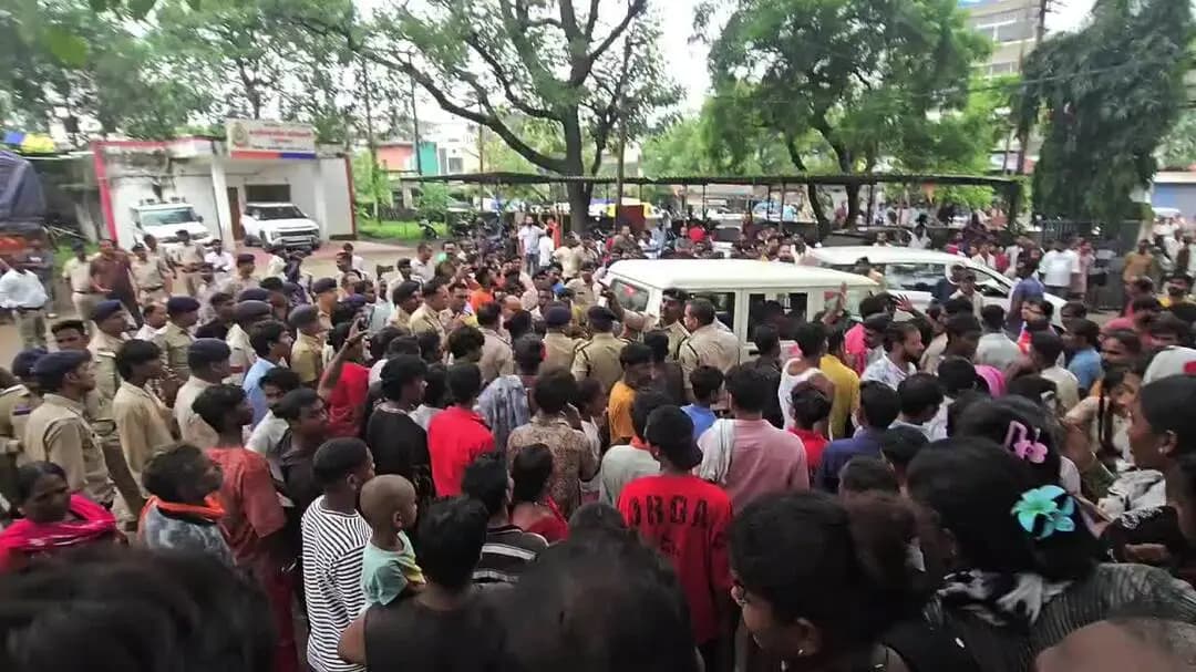 चांपा: चाम्पा थाना में पुलिस हिरासत में युवक की मौत के बाद परिजन और मोहल्लेवासियों ने थाना का किया घेराव, मौके पर मुख्य न्यायिक