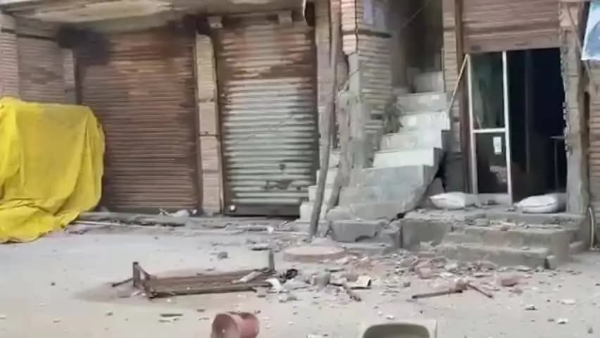 दिल्ली नगर निगम ने गांधी विहार में जर्जर इमारत पर चलाया ध्वस्तीकरण अभियान