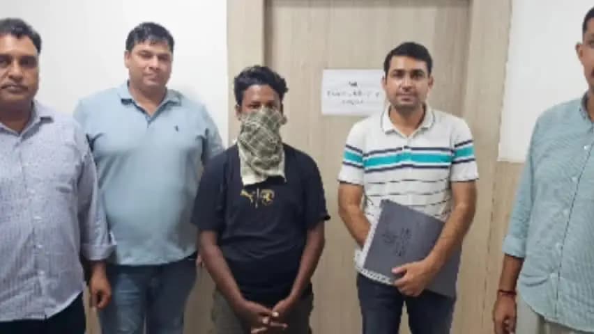 गांधी विहार में जर्जर इमारत पर MCD की कार्रवाई, चलाया गया ध्वस्तीकरण अभियान