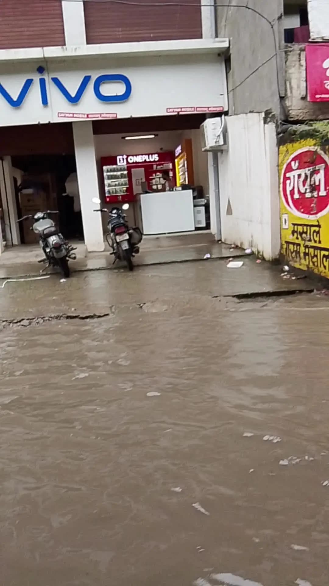 robertsganj dharmshala chauraha par barshat ke pani ka kahar..