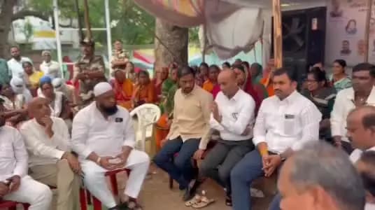 परभणी: मनपा कर्मचारी आंदोलकांशी मनपा आयुक्त, महापौर, उपमहापौर यांनी साधला संवाद