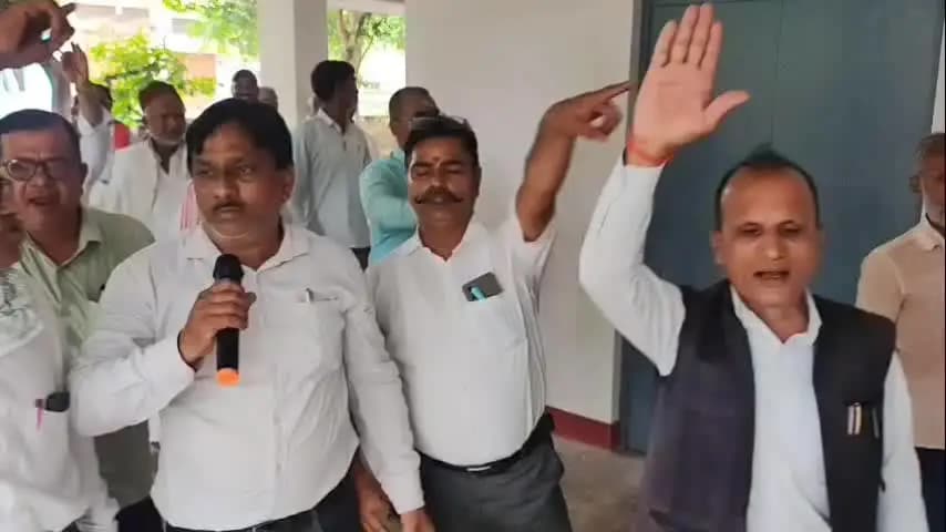 बैरिया: बैरिया के अधिवक्ताओं ने न्यायालयों की अव्यवस्था पर भड़के, अनिश्चितकालीन कार्य बहिष्कार की घोषणा की
