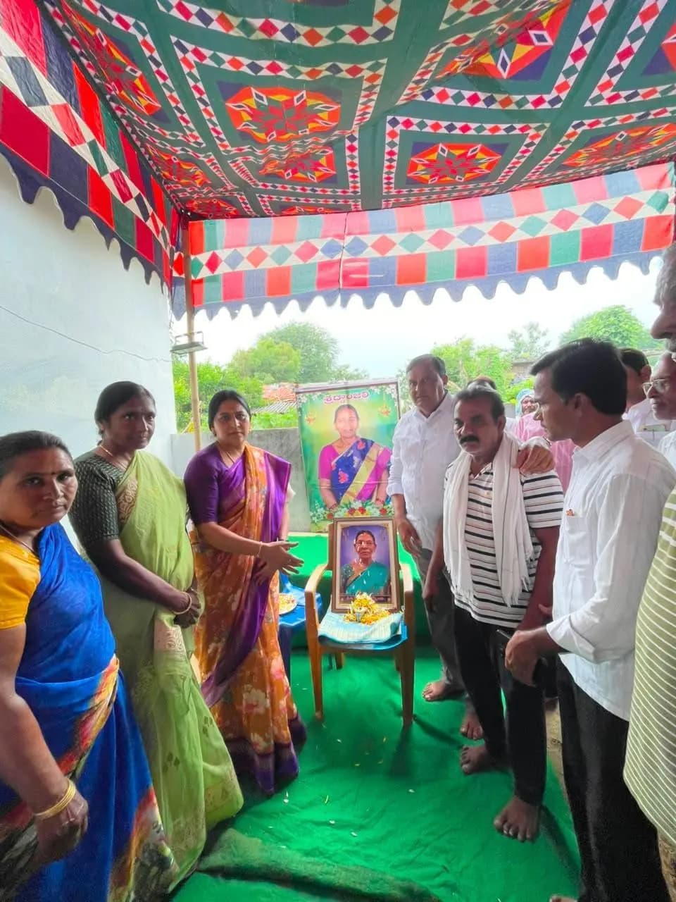 కురవి: కామ సంజీవరావు గారి తల్లి మృతి - పరామర్శించిన మాజీ ఎంపీ కవితా మాలోత్