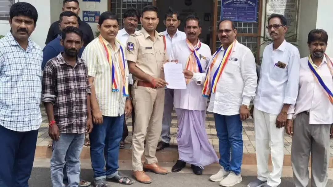 అసిఫాబాద్: హమారా ప్రసాద్ పై చట్టపరమైన చర్యలు తీసుకోవాలని వాంకిడి పోలీస్ స్టేషన్లో ఫిర్యాదు చేసిన సంఘాల నాయకులు