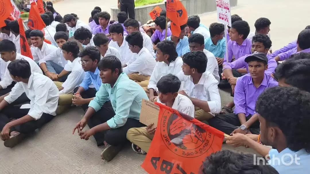 కొత్తగూడెం: పాలిటెక్నిక్ కళాశాలలను కాపాడాలంటూ ఏబీవీపీ ఆధ్వర్యంలో పాలిటెక్నిక్ విద్యార్థులు జిల్లా కలెక్టరేట్ ఎదుట ఆందోళన