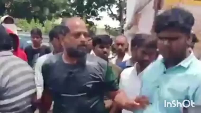 लातूर: गणपती स्टॉल हटवायला आलेल्या मनपाच्या पथकासमोर विक्रेत्याचा आत्मदहनाचा प्रयत्न!विक्रेत्याने अंगावर पेट्रोल ओतून घेतले