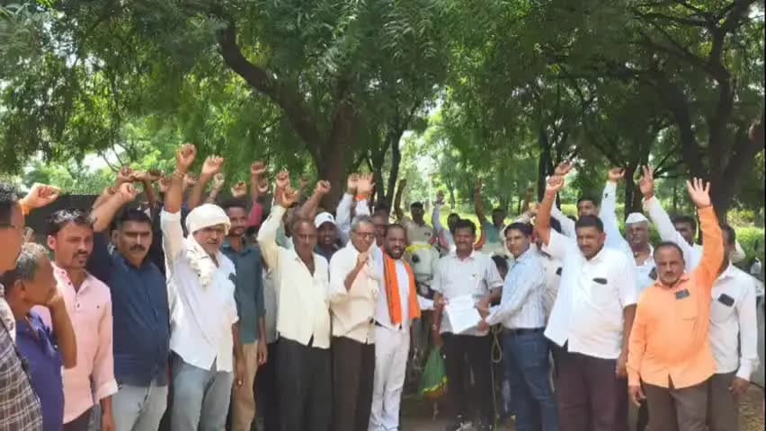 शिंदखेडा: बाम्हणेत शेतकऱ्यांची बैलांसह महावितरण कार्यालयावर धडक; दिवसा वीज न दिल्यास टाळे ठोकण्याचा इशारा..