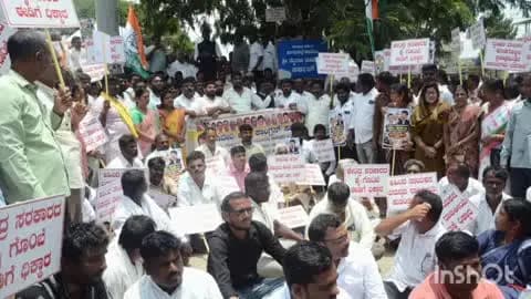 ಹಾವೇರಿ: ಸತೀಶ ಜಾರಕಿಹೊಳಿ ಮನೆ ಮೇಲೆ ಇಡಿ ದಾಳಿ ಖಂಡಿಸಿ ನಗರದ ಎಂ.ಎಂ. ವೃತ್ತದಲ್ಲಿ ಕಾಂಗ್ರೆಸ್ ಕಾರ್ಯಕರ್ತರ ಪ್ರತಿಭಟನೆ