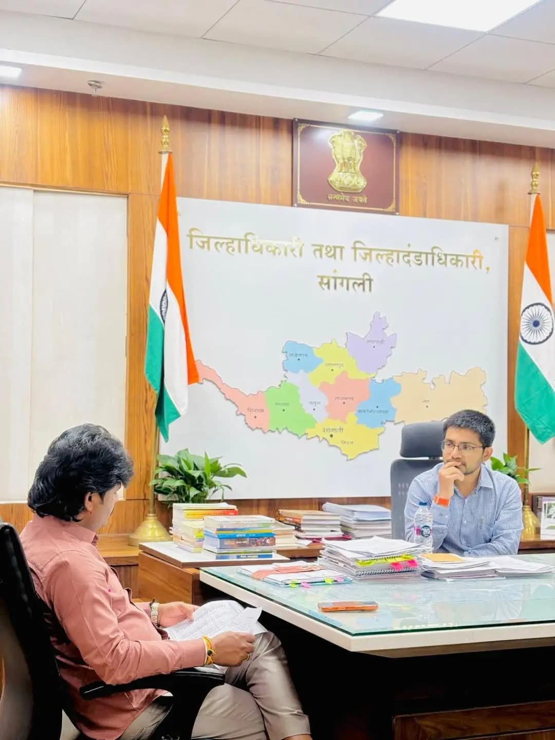 तासगाव: जत तालुक्यातील पाणी, चारा आणि वीजपुरवठ्याबाबत आमदारांनी जिल्हाधिकाऱ्यांची घेतली भेट