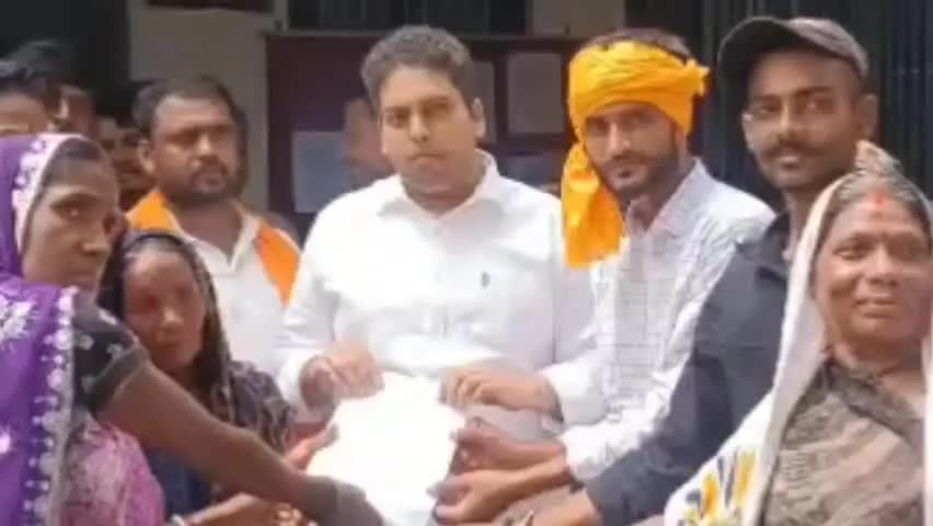 रसड़ा: भरपुरवा में सड़क निर्माण की मांग, ग्रामीणों ने बीडीओ को सौंपा ज्ञापन