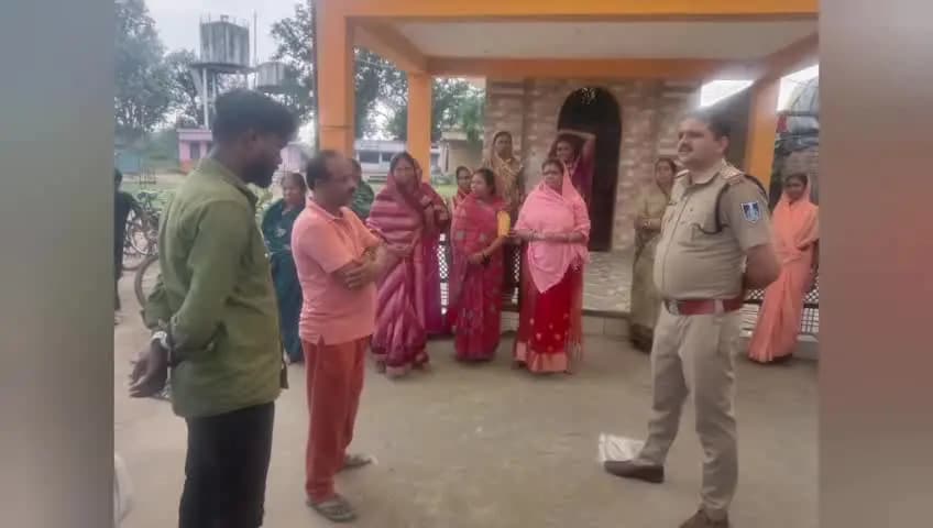 लालबर्रा: कौड़िया में अवैध हाथ भट्टी शराब के साथ आरोपी गिरफ्तार, पुलिस ने गांव में रैली निकाली और चौपाल लगाई