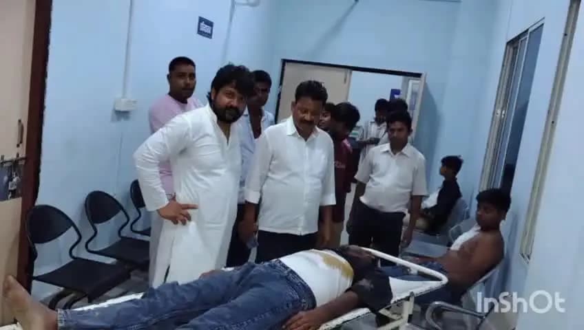 उचकागांव: ऊजरा नारायणपुर गांव में खूनी संघर्ष, धारदार हथियार से किया गया हमला, पांच घायल एक की स्थिति गंभीर, गोरखपुर रेफर।