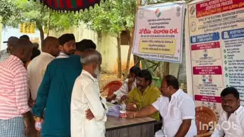 వికారాబాద్: పూడూరు మండల కేంద్రంలో ఎస్ ఐ ఆర్ ప్రక్రియ సరళిని పరిశీలించిన మండల పిఎసిఎస్ చైర్మన్ రఘునాథ్ రెడ్డి