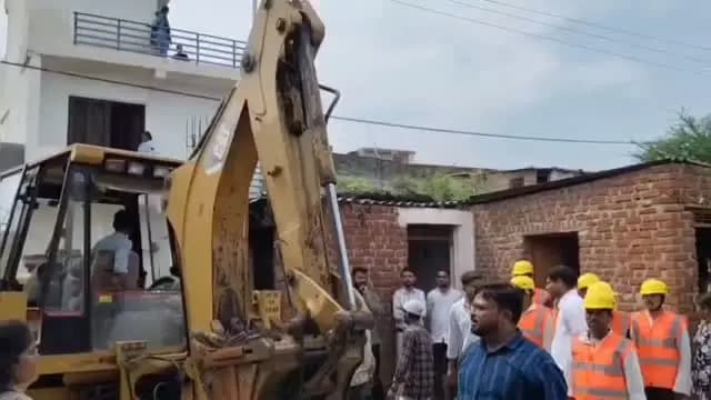 ➡️ मुख्यमंत्री डॉ. मोहन यादव के निर्देश पर अवैध/जहरीली शराब माफियाओं पर जीरो टॉलरेंस: बंडा में चला प्रशासन का बुलडोजर
प्रदेश में अवैध शराब कारोबारियों और माफियाओं के खिलाफ मुख्यमंत्री डॉ. मोहन यादव के सख्त रुख और 'जीरो टॉलरेंस' के निर्देश के अनुरूप सागर प्रशासन की बड़ी कार्यवाही।
बंडा अवैध शराब मामले के मुख्य आरोपियों और के खिलाफ कड़ा एक्शन लिया गया है।
➡️ 5 मुख्य ठिकानों पर कार्यवाही
माफियाओं की अनाधिकृत अवैध संपत्तियों , शासकीय अतिक्रमण को ज़मींदोज़ किया जा रहा है।
मनीष लोधी, चंद्रभान राजपूत और आशीष साहू के अवैध मकानों और गोदामों पर हुई बुलडोजर की कार्रवाई।
मुख्यमंत्री डॉ यादव ने स्पष्ट संदेश निर्देश दिये हैं कि अवैध शराब के कारोबार से जुड़ी किसी भी गतिविधि को बर्दाश्त नहीं किया जाएगा। जनस्वास्थ्य और सुरक्षा से खिलवाड़ करने वाले किसी भी माफिया को बख्शा नहीं जाएगा।
Chief Minister, MP Dr Mohan Yadav Jansampark Madhya Pradesh #JansamparkMP #sagar