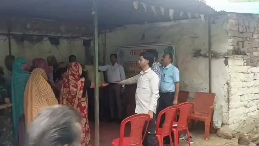 ➡️ कलेक्टर श्रीमती प्रतिभा पाल के निर्देशानुसार ग्राम राखसी में जन-जागरूकता नशामुक्ति अभियान के अंतर्गत ग्रामीणों को नशे से दूर रहने, स्वयं नशामुक्त रहने तथा समाज को नशामुक्त बनाने में सक्रिय भूमिका निभाने की शपथ दिलाई गई।
CM Madhya Pradesh Dr Mohan Yadav Jansampark Madhya Pradesh #JansamparkMP #sagar