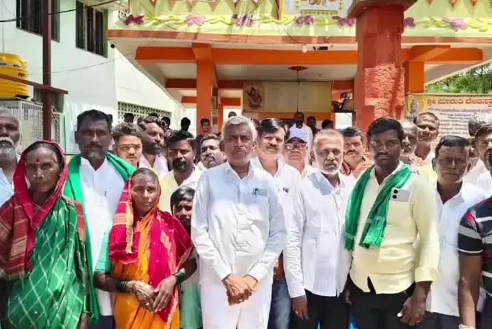 ಯಾದಗಿರಿ: ಸಾಮಾಜಿಕ ಹೋರಾಟಗಾರ ಉಮೇಶ್ ಕೆ. ಮುದ್ನಾಳ ಅವರಿಗೆ ನಾಡಪ್ರಭು ಕೆಂಪೇಗೌಡ ಪ್ರಶಸ್ತಿ:
ಅಭಿಮಾನಿ ಬಳಗದಿಂದ ನಗರದಲ್ಲಿ ಅದ್ದೂರಿ ಸನ್ಮಾನ