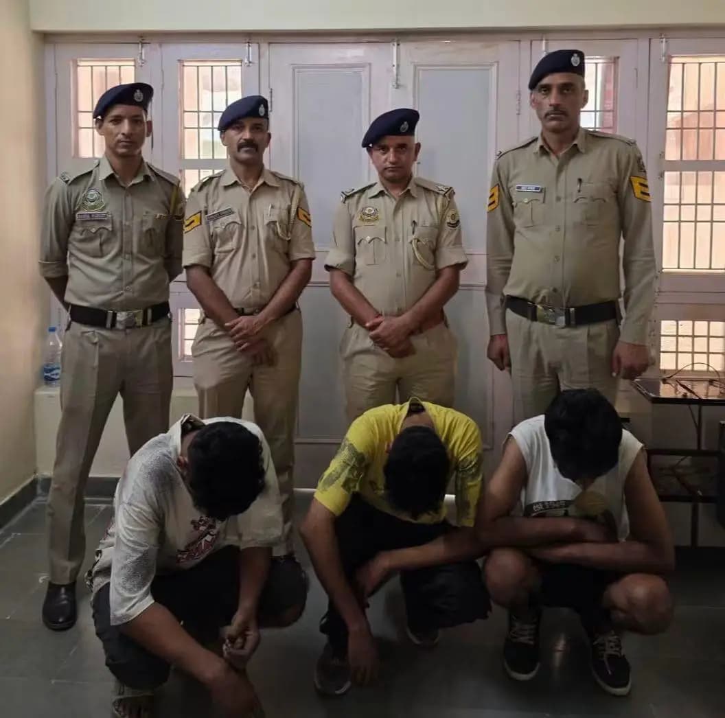 बंजार: बंजार में स्टोर से लोहे की प्लेट चोरी के तीन आरोपी गिरफ्तार