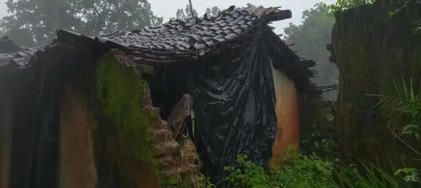 ଲାଞ୍ଜିଗଡ: ଭାଇ ମାନଙ୍କ ଭବିଷ୍ୟତ ପାଇଁ ୧୩ବର୍ଷିୟ ଭଉଣୀ ର ଚିନ୍ତା,ଭାଗ୍ୟକୁ ଆଦରି ଭଙ୍ଗା ଘରେ ଦୁଇ ଭାଇ ସହିତ ସିକେରକୁପାରେ ରହୁଛି ଭଉଣୀ।