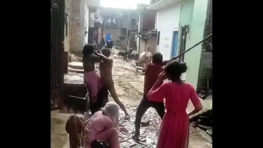 हमीरपुर: सुमेरपुर कस्बे में दरवाजे पर गंदा पानी फेंकने का विरोध करने पर दिव्यांग दंपति को पीटा गया