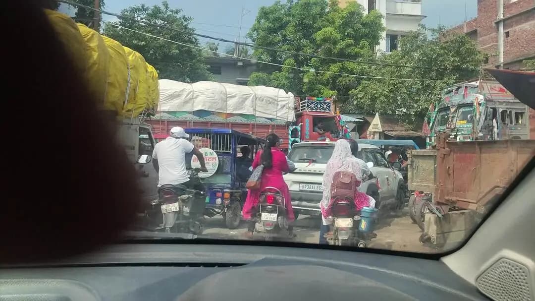 फारबिसगंज कॉलेज चौक से प्रोफेसर कॉलोनी होते हुए भाग कोहलिया जाने बाली सिंगल रोड में बड़े-बड़े ट्रक जाम समस्या लोग परेशान