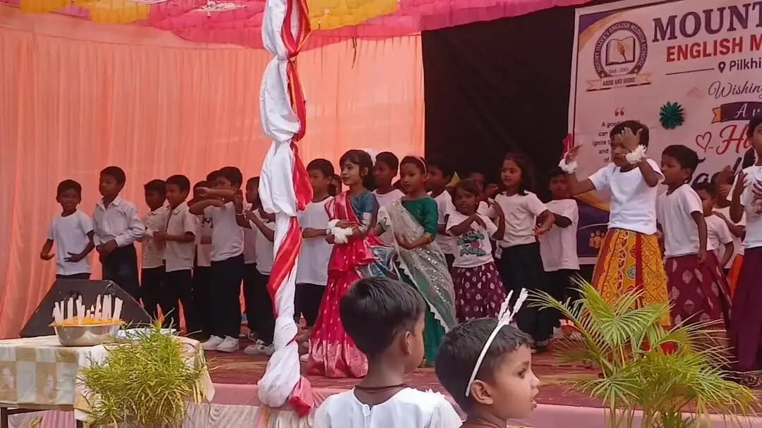 सिसई: पिलखी मोड़ #माउंट_ऑलिव _इंग्लिश_मीडियम_स्कूल में धूमधाम से मनाई गई #शिक्षक_दिवस , बच्चों के नृत्य ने मोहा मन