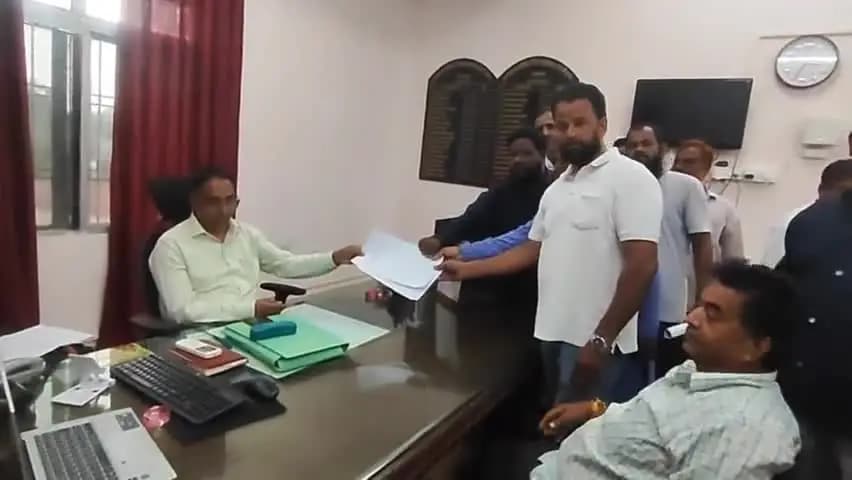 झालरापाटन: सुनेल के सामिया गांव में दो कबाड़ी युवकों के साथ मारपीट का मामला, परिजनों और समाज प्रतिनिधियों ने प्रशासन को दिया ज्ञापन