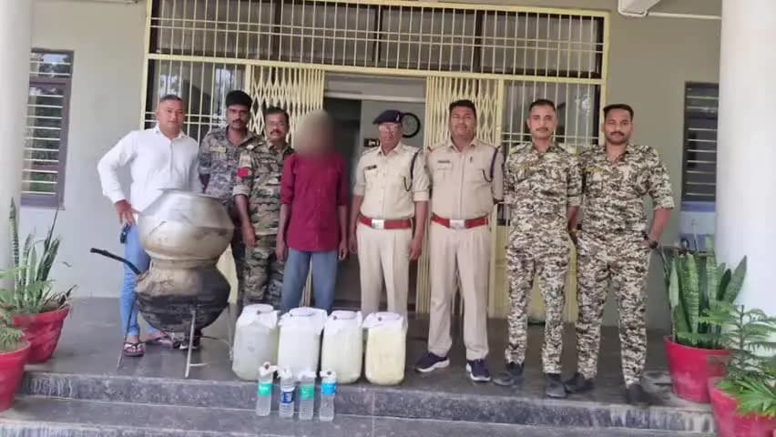 खैरलांजी: रामपायली पुलिस ने चूल्हे पर पक रही 60 लीटर कच्ची महुआ शराब के साथ आरोपी को दबोचा