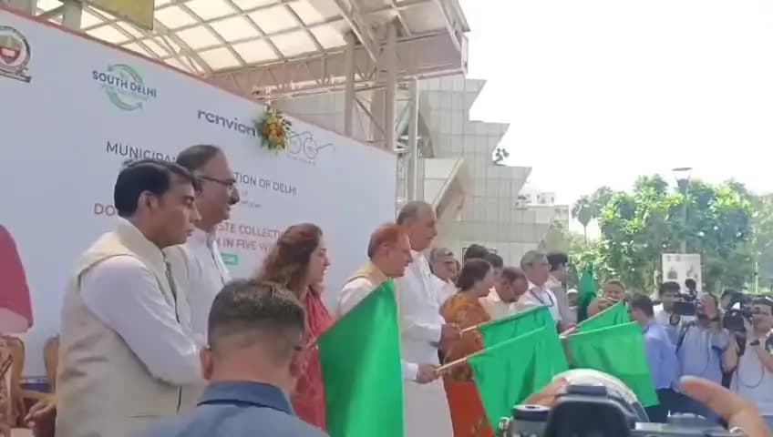यमुना विहार: MCD में सफाई व्यवस्था होगी मजबूत, मेयर ने कचरा संग्रहण वाहनों को दिखाई हरी झंडी