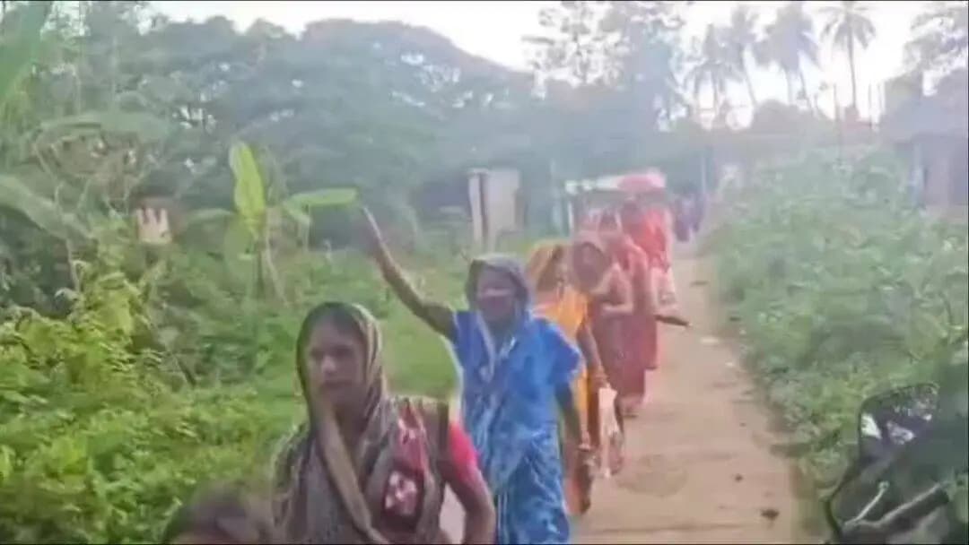 କେନ୍ଦ୍ରାପଡା: ଦେଉଳପଡା ପଞ୍ଚାୟତର ବାଙ୍କିଛନ୍ଦା ଚୋରା ମଦ ବ୍ୟବସାୟୀଙ୍କ ଘରେ ମହିଳାଙ୍କ ମିଳିତ ଚଢ଼ାଉ ପରେ ଏବେ ମହାକାଳପଡ଼ା ଥାନା ଅଭିମୁଖେ ମହିଳା ମାନେ।