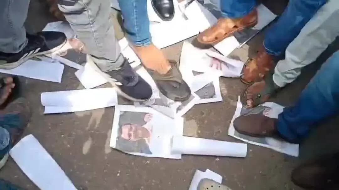 বারাবনী: কংগ্রেস নেতার ছবি পুড়িয়ে বিক্ষোভ আসানসোল দক্ষিণ থানায় অভিযোগ যুব বিজেপির