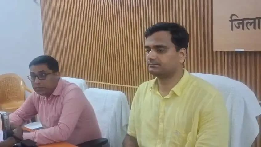 जिला पदाधिकारी कटिहार आशुतोष द्विवेदी ने प्रेस कांफ्रेंस के जरिए जिले में बाढ़ से उत्पन्न स्थिति एवं चलाए जा रहे हैं राहत कार्यों के बारे में विस्तार से प्रेस- कॉन्फ्रेंस में मीडिय कर्मी गण को जानकारी दी।*
कटिहार,10 सितंबर 2026 गुरुवार।
विगत दिनों से कटिहार जिला अंतर्गत गंगा, कोसी, बरांडी एवं कारीकोसी नदियों के जल स्तर में वृद्धि के फलस्वरूप विभिन्न क्षेत्रों में बाढ़ की स्थिति उत्पन्न हुई है। वर्तमान में कुर्सेला, बरारी, अमदाबाद, मनिहारी, मनसाही तथा समेली अंचलों के अन्तर्गत कुल 53 ग्राम पंचायत के 455 गाँव एवं 03 नगर पंचायत के 33 वार्डों के कुल-7,18,627 आबादी के बाढ़ प्रभावित होने की सूचना अबतक प्राप्त हुई है। बाढ़ की स्थिति को देखते हुए जिला प्रशासन, कटिहार के द्वारा प्रभावित क्षेत्रों में राहत एवं बचाव कार्यों के साथ-साथ आवागमन, भोजन, स्वास्थ्य, पशु चिकित्सा, पेयजल एवं अन्य आवश्यक सुविधाओं की उपलब्धता सुनिश्चित कराया जा रहा है। प्रमुख बाढ़ राहत एवं बचाव व्यवस्थाएँ निम्नांकित है:-
*संचालित कराये जा रहे नावों की व्यवस्थाः-*
बाढ़ प्रभावित क्षेत्रों में आवागमन एवं आवश्यक सामग्रियों की आवाजाही हेतु कुल 125 नावों का परिचालन किया जा रहा है। अंचलवार संचालित नावों की संख्या निम्नांकित है :-
बरारी में 33 नाव,
कुर्सेला में 24 नाव,
कोढ़ा में 03 नाव,
मनिहारी में 34 नाव,
मनसाही में 04 नाव,
अमदाबाद में 16 नाव,
प्राणपुर में 09 नाव,
फलका में 02 नाव।
*सामुदायिक रसोई केन्द्र के माध्यम से भोजन की व्यवस्था* -
बाढ़ से प्रभावित क्षेत्रों के विस्थापितों एवं जलमग्न घरों में रह रहे परिवारों के लिए अबतक बरारी अंचल अन्तर्गत 70 रसोई केन्द्र में 223403, कुर्सेला अंचल अन्तर्गत 60 रसोई केन्द्र में 92680, मनिहारी अंचल अन्तर्गत 88 रसोई केन्द्र में 170231, अमदाबाद अंचल अन्तर्गत 80 रसोई केन्द्र में 270155 तथा मनसाही अंचल अन्तर्गत 06 रसोई केन्द्र में 7901, कुल 304 सामुदायिक रसोई केन्द्रों के माध्यम से 764370 बाढ़ प्रभावित व्यक्तियों को भोजन कराया गया है।
इसके अतिरिक्त बाढ़ से प्रभावित नये क्षेत्रों के प्रभावित / विस्थापित परिवारों के लिए आज से कुर्सेला में 8, मनिहारी में 11, अमदाबाद में 12 तथा समेली में 18, कुल 49 नये अतिरिक्त सामुदायिक रसोई केन्द्रों का प्रारम्भ किया जा रहा है।
*संचालित मानव चिकित्सा शिविर-*
बाढ़ से प्रभावित हुए क्षेत्रों के प्रभावित व्यक्तियों को स्वास्थ्य सुविधाएँ पहुँचाने के निमित्त अबतक बरारी अन्तर्गत 32, अमदाबाद अन्तर्गत 22, कुर्सेला अन्तर्गत 26, मनिहारी अन्तर्गत 31, समेली अन्तर्गत 02 कुल संचालित 113 स्वास्थ्य शिविरों के माध्यम से अबतक लगभग 8678 व्यक्तियों का ईलाज किया जा चुका है। साथ ही कुल 50 किग्रा० ब्लीचिंग पाउडर का छिड़काव एवं कुल 3084 हैलोजेन टैबलेट का वितरण किया गया है। इसके अलावे आज बरारी में 01, कुर्सेला में 01, मनिहारी में 01 तथा अमदाबाद में 01, कुल 04 बोट एम्बुलेन्स संचालित है।
*पशु चिकित्सा शिविर एवं पशुचारा की व्यवस्था* -
बाढ़ प्रभावित पशुओं के उपचार हेतु बरारी अन्तर्गत मोहनाचाँदपुर एवं उत्तरी भंडारतल कुर्सेला अन्तर्गत कमलाकान्ही, मनिहारी अन्तर्गत बघार तथा अमदाबाद अन्तर्गत जियामारी बांध बेलगच्छी कुल 05 पशु चिकित्सा शिविर संचालित कर पशु चिकित्सा की व्यवस्था की गई है। मनसाही अन्तर्गत मोबाईल भेटनरी यूनिट द्वारा 18 पशुओं का ईलाज किया गया है। इन शिविरों के माध्यम से अबतक कुल 1851 पशुओं का इलाज किया गया।
इसके आलावे वैसे सभी स्थल जहाँ लोग बाढ़ से विस्थापित होकर अपने मवेशी के साथ आ गए है ऐसे स्थानों पर यथा बरारी अन्तर्गत 58.40 क्वींटल, कुर्सेला अन्तर्गत 102.00 क्वींटल, मनिहारी अन्तर्गत 52.90 क्वींटल तथा अमदाबाद अन्तर्गत 28.30 क्वींटल अबतक कुल 241.60 क्वींटल (गेंहूँ का भूसा) वितरण किया जा चुका है।
*पॉलीथीन शीट्स वितरित -*
बाढ़ से प्रभावित एवं विस्थापित परिवारों के बीच आवश्यकतानुसार पॉलीथीन शीट्स का वितरण कार्य लगातार जारी है। अंचलवार आँकड़ा इस प्रकार बरारी अन्तर्गत 5800, कुर्सेला अन्तर्गत में 4360, मनिहारी अन्तर्गत 6950, अमदाबाद अन्तर्गत 7000 एवं मनसाही अन्तर्गत 1755, अबतक कुल 25,865 नग पॉलीथीन शीटस प्रभावितों के बीच वितरित कया जा चुका है।
*पेयजल एवं शौचालय की व्यवस्था*
बाढ़ग्रस्त क्षेत्रों में स्वच्छ पेयजल एवं शौचालय की उपलब्धता लोक स्वास्थ्य अभियंत्रण विभाग, कटिहार के माध्यम से सुनिश्चित की जा रही है। अबतक कुल 119 चापाकल एवं 105 शौचालय अधिष्ठापन किया जा चुका है।
*जिला आपातकालीन संचालन केन्द्र (DEOC* ) -
जिलान्तर्गत किसी भी प्रकार की आपदा संबंधी त्वरित सूचना संग्रहण, समन्वयन एवं सहायता हेतु जिला आपातकालीन संचालन केन्द्र (DEOC) - सह-नियंत्रण कक्ष 24 X 7 के आधार पर पालीवार कार्यरत है। प्राप्त सूचना/ शिकायत / जानकारी के आलोक में संबंधित पदाधिकारियों को तत्काल अवगत कराया जा रहा है एवं पजी भी संधारित है :-
दूरभाष संख्या: 06452-239025, 239026, 242400
ईमेल आई०डी० : deoc-katihar@bihar.gov.in
*जिला प्रशासन, कटिहार की अपील* -
बाढ प्रभावित क्षेत्रों के नागरिकों से अपील है कि वे प्रशासन द्वारा जारी दिशानिर्देशों का पालन करें, अनावश्यक रूप से बाढ़ प्रभावित क्षेत्रों में आवागमन न करे तथा किसी प्रकार की आपदा संबंधी सूचना अथवा आवश्यकता होने पर तत्काल जिला आपातकालीन संचालन केन्द्र (DEOC)- सह-नियंत्रण कक्ष से सम्पर्क करें। जिला प्रशासन द्वारा बाढ़ प्रभावित क्षेत्रों की स्थिति पर लगातार निगरानी रखी जा रही है तथा आवश्यकता के अनुरूप राहत एवं बचाव कार्यों का विस्तार किया जा रहा है।
*** "आपदा नहीं हो भारी, यदि पूरी हो तैयारी" ***
जिला जनसंपर्क पदाधिकारी,
कटिहार।
Information & Public Relations Department, Government of Bihar Disaster Management Department Govt. of Bihar #katihar
