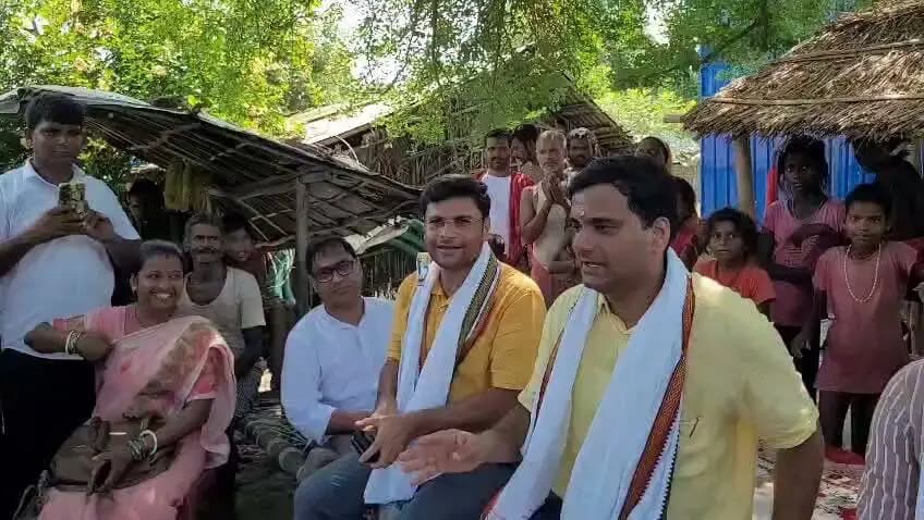 जिला पदाधिकारी कटिहार आशुतोष द्विवेदी ने बाढ़ से प्रभावित गोबराही दियारा का स्वयं दौरा कर लोगों की परेशानी को देखा और समझा
कटिहार ,10 सितंबर 2026 गुरुवार।
*आज दिनांक 10 सितंबर 2020 को जिला पदाधिकारी कटिहार आशुतोष द्विवेदी ने उफनती गंगा को नाव से पार कर गोबराही दियारा में राहत कार्यों की समीक्षा की और सामुदायिक रसोई की गुणवत्ता जाँची* .
कटिहार जिले के कुरसेला प्रखंड अंतर्गत गंगा नदी पार स्थित अत्यंत दुर्गम गोबराही दियारा इलाके में बाढ़ पीड़ितों का दर्द जानने के लिए जिलाधिकारी आशुतोष द्विवेदी खुद पहुंचे।
गुरुवार सुबह करीब दस बजे जिला पदाधिकारी अधिकारियों के भारी काफिले के साथ खेरिया घाट पहुंचे और वहां से एक बड़ी देशी नाव पर सवार होकर उफनती गंगा को पार करते हुए गोबराही दियारा के लिए रवाना हुए।
सुरक्षा के दृष्टिकोण से जिलाधिकारी की नाव के साथ राज्य आपदा मोचन बल (SDRF) की तीन आधुनिक मोटरबोट लगातार एस्कॉर्ट करती रहीं।
*नाव से पहुंचे प्रशासनिक अमले के साथ मेडिकल टीम भी मौजूद*
*खेरिया घाट से गंगा की तेज लहरों के बीच जलयात्रा करते हुए जिलाधिकारी गोबराही दुर्गा स्थान टोला पहुंचे* .
*बाढ़ जनित बीमारियों के बढ़ते खतरे को देखते हुए डीएम ने डॉक्टरों और स्वास्थ्य कर्मियों की एक विशेष मेडिकल टीम को भी अपने साथ नाव में शामिल किया*
*. प्रशासन का यह दौरा पूरी तरह जमीनी हकीकत परखने और अंतिम व्यक्ति तक सहायता पहुंचाने के उद्देश्य से किया गया* .
*दुर्गा स्थान टोला और घाट टोला में राहत कार्यों की समीक्षा*
गोबराही दियारा मुख्य रूप से कुरसेला प्रखंड की पूर्वी और दक्षिणी मुरादपुर पंचायत का अभिन्न हिस्सा है। गंगा नदी के उस पार बसे होने के कारण भौगोलिक रूप से यहां प्रशासनिक मदद और राहत सामग्री पहुंचाना हमेशा एक कठिन चुनौती रही है।
*जिलाधिकारी ने दुर्गा स्थान टोला और घाट टोला का सघन भ्रमण कर जलमग्न बस्तियों, विस्थापित परिवारों और पशुचारे की उपलब्धता का प्रत्यक्ष जायजा लिया.*
*उन्होंने प्रभावित ग्रामीणों से बातचीत कर उनकी समस्याएं सुनीं और मौके पर मौजूद अधिकारियों को हर जरूरी सहायता त्वरित गति से उपलब्ध कराने के निर्देश दिए* .
*सामुदायिक रसोई के खाने की गुणवत्ता की जांच*
निरीक्षण के क्रम में डीएम आशुतोष द्विवेदी ने गोबराही में बाढ़ पीड़ितों के लिए संचालित सरकारी सामुदायिक रसोई (कम्युनिटी किचन) का औचक मुआयना किया.
उन्होंने भोजन की गुणवत्ता, साफ-सफाई और राशन सामग्री के भंडारण को बारीकी से परखा. डीएम ने रसोई प्रभारियों को सख्त हिदायत दी कि शरणार्थियों और बच्चों को समय पर शुद्ध व पौष्टिक गर्म भोजन मिलना चाहिए, इसमें किसी प्रकार की लापरवाही बर्दाश्त नहीं की जाएगी।
*सरकारी नाव मिलने की जगी उम्मीद, पीड़ितों में उत्साह*
*जिलाधिकारी के स्वयं उफनती नदी पार कर दियारा पहुंचने से बाढ़ से घिरे सैकड़ों परिवारों में उम्मीद की किरण जगी है.*
भौगोलिक कठिनाइयों को देखते हुए प्रशासन द्वारा गोबराही दियारा के लिए नियमित रूप से गंगा में बड़ी सरकारी नौकाएं तैनात की जाएगी, ताकि दियारा वासियों को मुख्य भू भाग तक आवागमन, सुरक्षित निकासी और राशन ढुलाई में सुगमता हो सके।
जिला जनसंपर्क पदाधिकारी,
कटिहार।
Information & Public Relations Department, Government of Bihar Disaster Management Department Govt. of Bihar