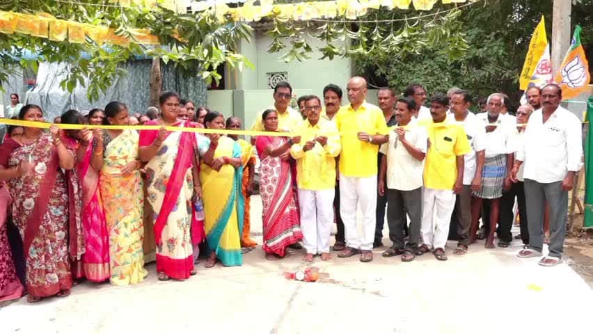 పాలకొల్లు: భగ్గేశ్వరం, చింతపర్రు గ్రామాల్లో మంత్రి నిమ్మల చొరవతో రూ.1.72 కోట్లతో జరిగిన పనులను ప్రారంభించిన కూటమి నాయకులు