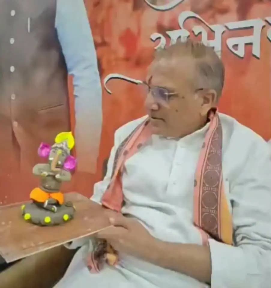 सांसद श्री सुधीर गुप्ता कहा कि आप सभी माटी की गणेश की स्थापना करें एवं माटी के गणेश बनाएं l
मध्य प्रदेश जन अभियान परिषद विकासखंड मंदसौर द्वारा "माटी गणेश सिद्ध गणेश" अभियान चलाया जा रहा है ।
#मंदसौर
#Mandsaur