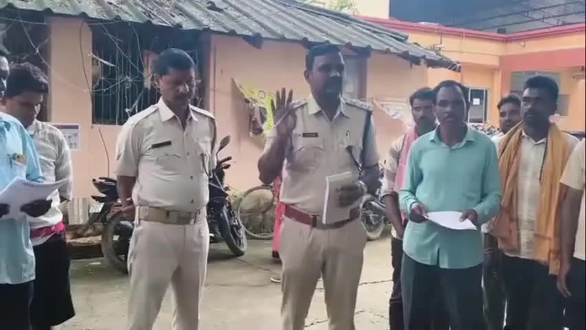 ଅମ୍ବାଭୋନା: ମୁଛମୂଳଦା ପ୍ରାଥମିକ ସ୍କୁଲରେ ପଶି ଶିକ୍ଷୟିତ୍ରୀ ଙ୍କୁ ଅସଭ୍ୟ ବ୍ୟବହାର କରିଥିବା ଯୁବକ ର ବିରୁଦ୍ଧରେ ଥାନା ରେ ଅଭିଯୋଗ କଲେ ଗ୍ରାମବାସୀ