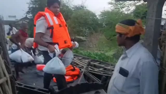 समाहरणालय पूर्णिया,
जनसंपर्क कार्यालय ,
प्रेस विज्ञप्ति 1326 ,
दिनांक 9 सितंबर 2026,
=================
गंगा नदी में जलस्तर के वृद्धि होने के कारण कारी कोशी नदी का जलस्तर बड़ा है जिससे पूर्णिया जिला के प्रखंड रुपौली के निचले क्षेत्रों में बाढ़ एवं जल जमाव से प्रभावित जरुरत मंद परिवारों के बीच नाव से पहुच कर अनुमंडल पदाधिकारी धमदाहा श्री अनूप द्वारा सुखा राशन हस्तगत कराया जा रहा है.
IPRD Bihar